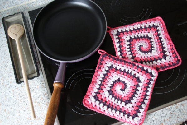 Spiral Granny Square Pot Holders Crochet Pattern - Image 2