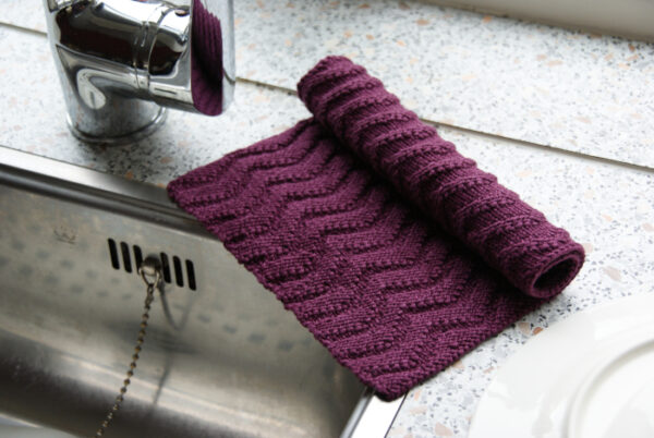 Stylish Dishcloth with Zigzag Motif Knitting Pattern - Image 4